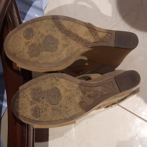 SEXXXY SUEDE 5" PEEP TOE PLATFORM WEDGE HIGH HEELS size 8 BY CARLOS SANTANA - Picture 3 of 3